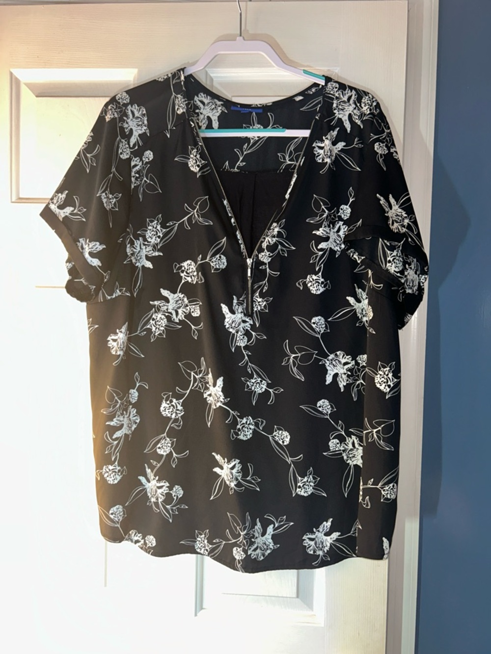 Plus size, 2X. Apt. 9 Black and White Floral V-Neck Short Sleeve Blouse